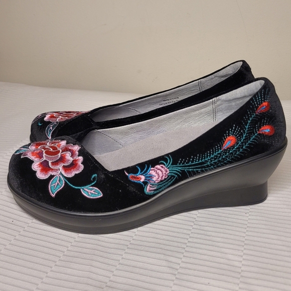RARE Alegria Velvet Floral Embroidered Peacock Wedge Heels sz 6.5 - Picture 1 of 12